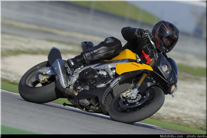 aprilia_v4_tuono_2011_0054