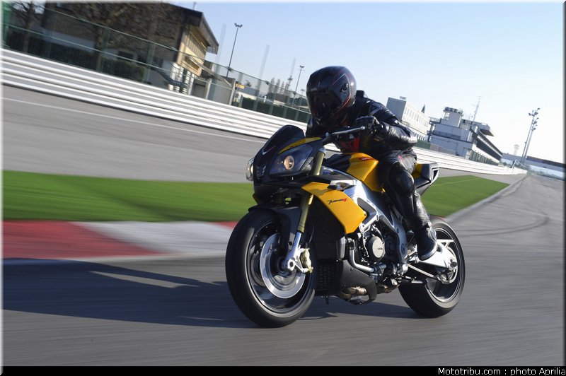 aprilia_v4_tuono_2011_0059