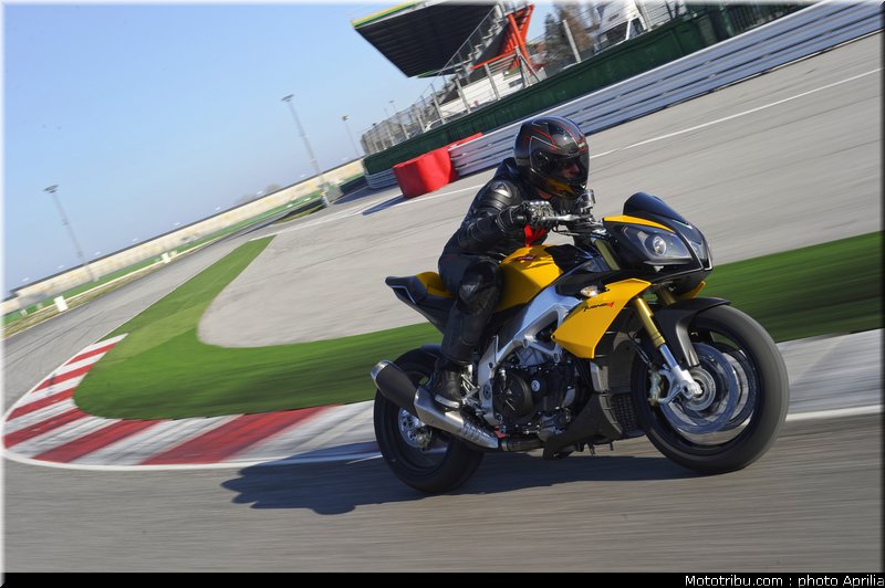 aprilia_v4_tuono_2011_0060