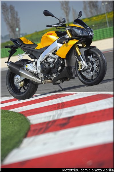 aprilia_v4_tuono_2011_0068