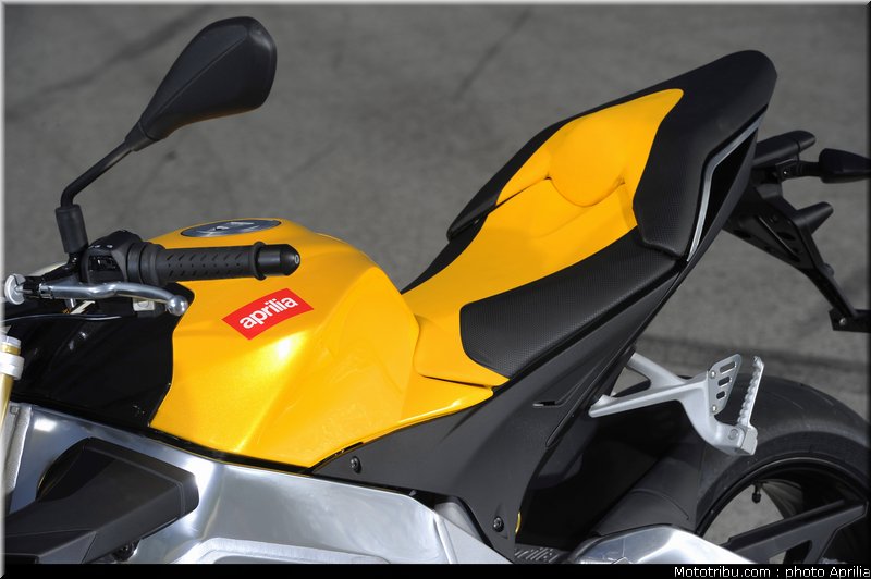 aprilia_v4_tuono_2011_0083