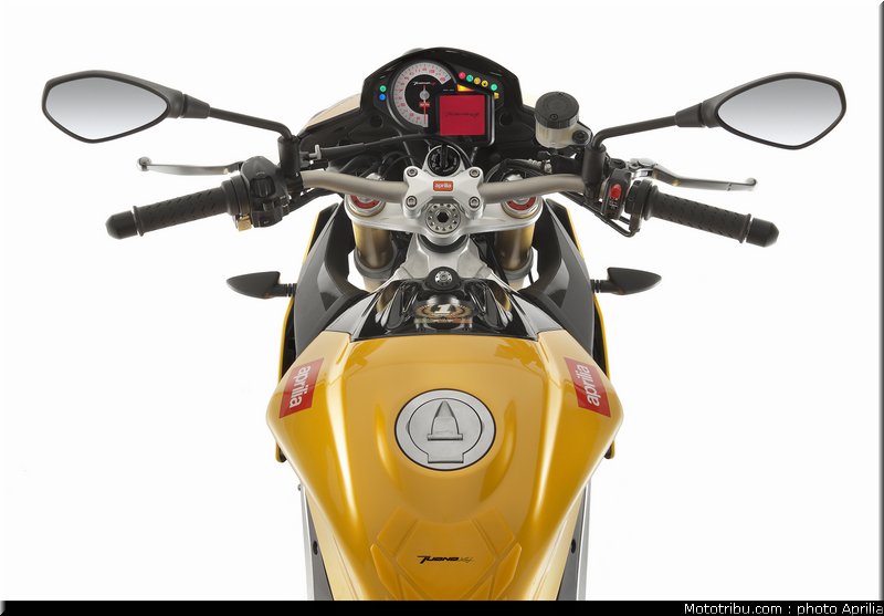 aprilia_v4_tuono_2011_0098