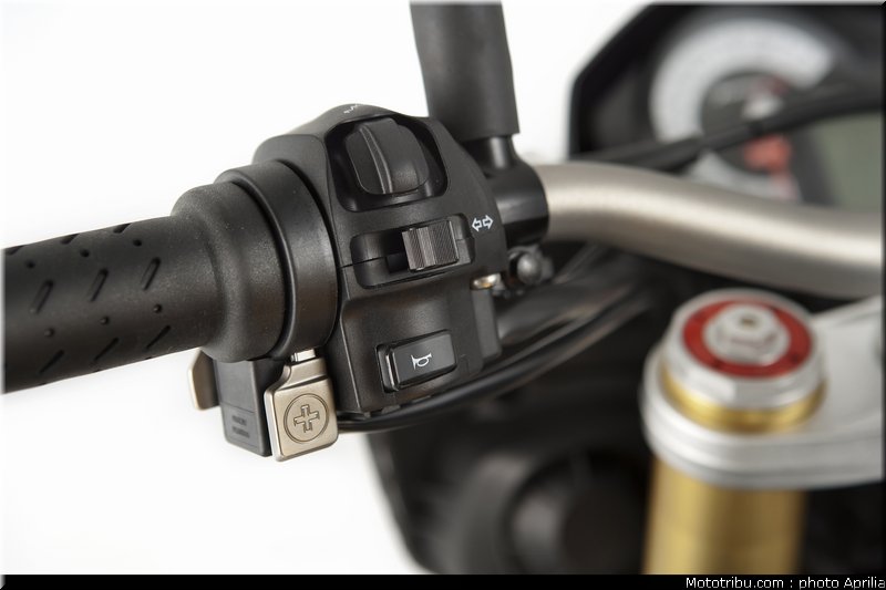 aprilia_v4_tuono_2011_0099