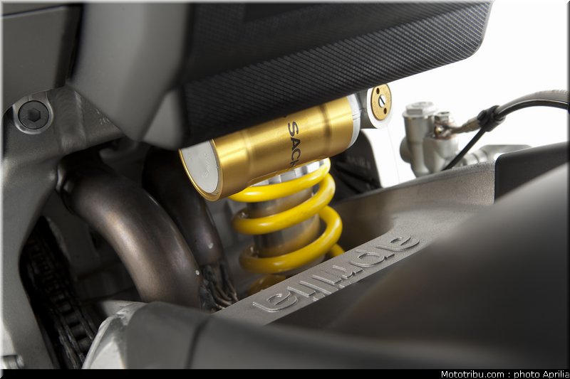 aprilia_v4_tuono_2011_0101
