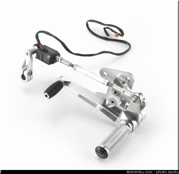 aprilia_v4_tuono_2011_0105