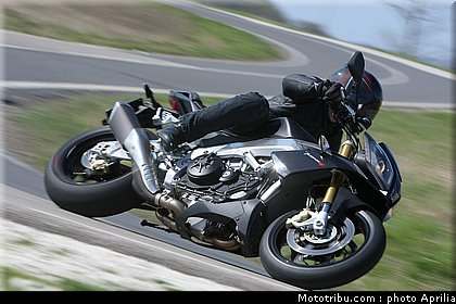 aprilia_v4_tuono_2011_0001.jpg