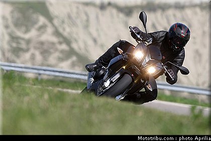 aprilia_v4_tuono_2011_0002.jpg