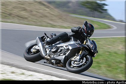 aprilia_v4_tuono_2011_0003.jpg