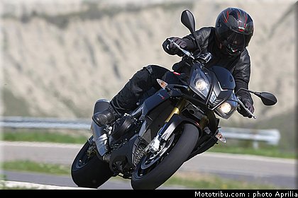 aprilia_v4_tuono_2011_0004.jpg