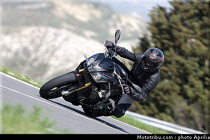 aprilia_v4_tuono_2011_0005.jpg