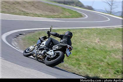 aprilia_v4_tuono_2011_0006.jpg