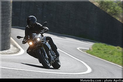 aprilia_v4_tuono_2011_0007.jpg