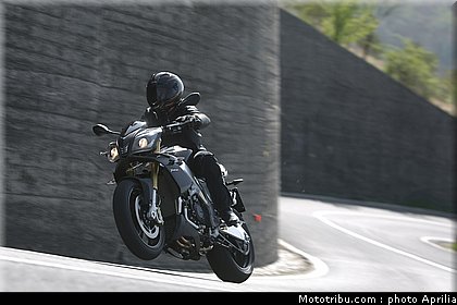 aprilia_v4_tuono_2011_0008.jpg