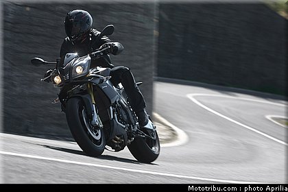 aprilia_v4_tuono_2011_0009.jpg