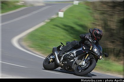aprilia_v4_tuono_2011_0011.jpg