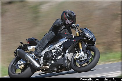 aprilia_v4_tuono_2011_0012.jpg