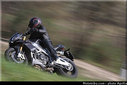 aprilia_v4_tuono_2011_0013.jpg