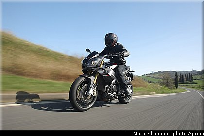 aprilia_v4_tuono_2011_0014.jpg