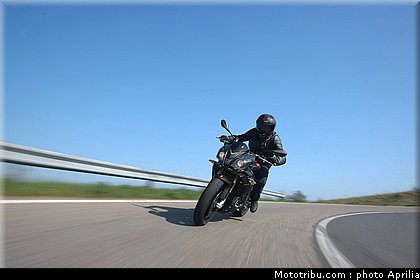 aprilia_v4_tuono_2011_0015.jpg