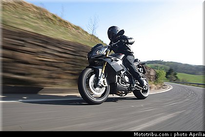 aprilia_v4_tuono_2011_0016.jpg