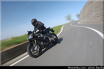 aprilia_v4_tuono_2011_0017.jpg