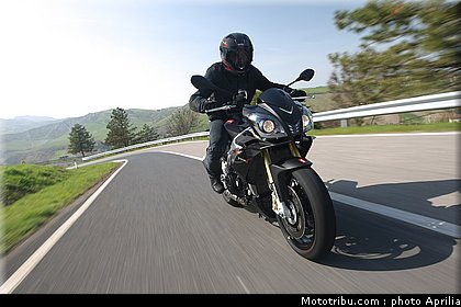 aprilia_v4_tuono_2011_0018.jpg