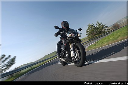 aprilia_v4_tuono_2011_0019.jpg