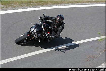 aprilia_v4_tuono_2011_0021.jpg