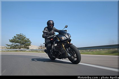 aprilia_v4_tuono_2011_0022.jpg
