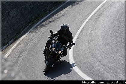 aprilia_v4_tuono_2011_0023.jpg