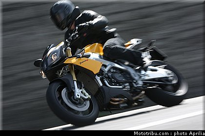 aprilia_v4_tuono_2011_0024.jpg