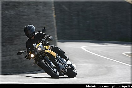 aprilia_v4_tuono_2011_0025.jpg