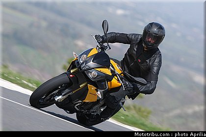 aprilia_v4_tuono_2011_0027.jpg