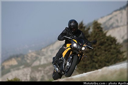 aprilia_v4_tuono_2011_0028.jpg