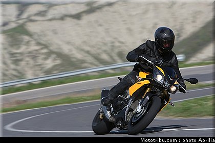 aprilia_v4_tuono_2011_0029.jpg