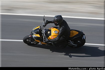 aprilia_v4_tuono_2011_0030.jpg