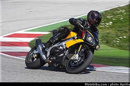 aprilia_v4_tuono_2011_0031.jpg