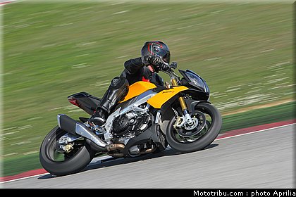 aprilia_v4_tuono_2011_0032.jpg