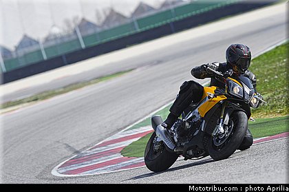 aprilia_v4_tuono_2011_0033.jpg