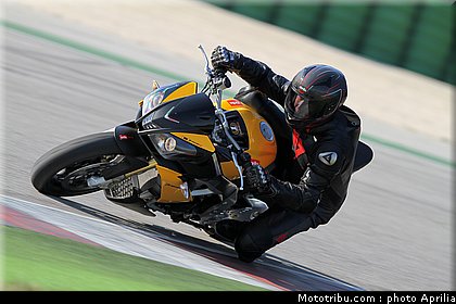 aprilia_v4_tuono_2011_0034.jpg