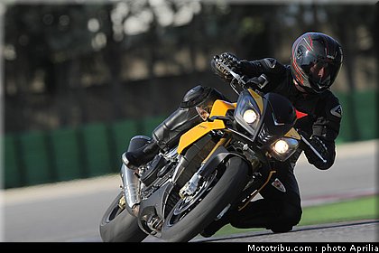 aprilia_v4_tuono_2011_0035.jpg