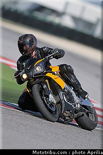 aprilia_v4_tuono_2011_0036.jpg