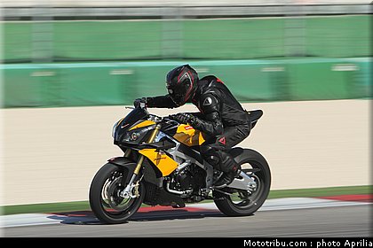 aprilia_v4_tuono_2011_0037.jpg