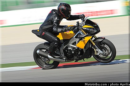 aprilia_v4_tuono_2011_0038.jpg
