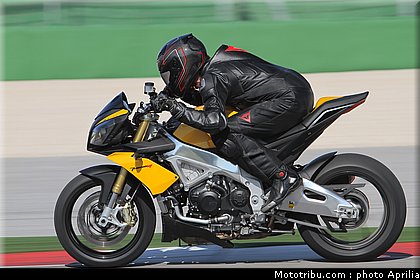 aprilia_v4_tuono_2011_0039.jpg