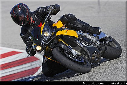 aprilia_v4_tuono_2011_0042.jpg