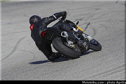 aprilia_v4_tuono_2011_0043.jpg