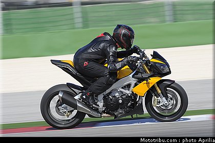 aprilia_v4_tuono_2011_0044.jpg