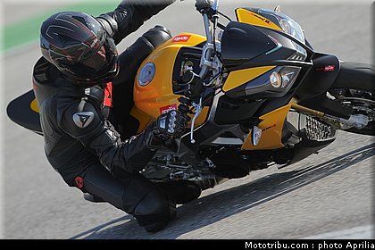 aprilia_v4_tuono_2011_0045.jpg