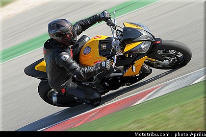 aprilia_v4_tuono_2011_0046.jpg